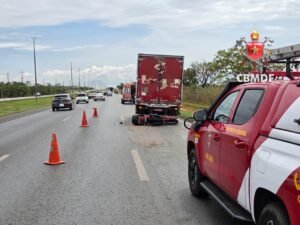 Motociclista fica ferido em colisão com caminhão na BR-020
