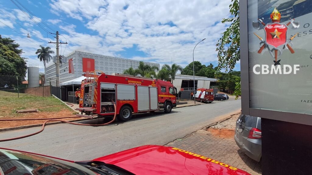 Incêndio atinge comércio no Setor de Clubes Sul e deixa homem ferido