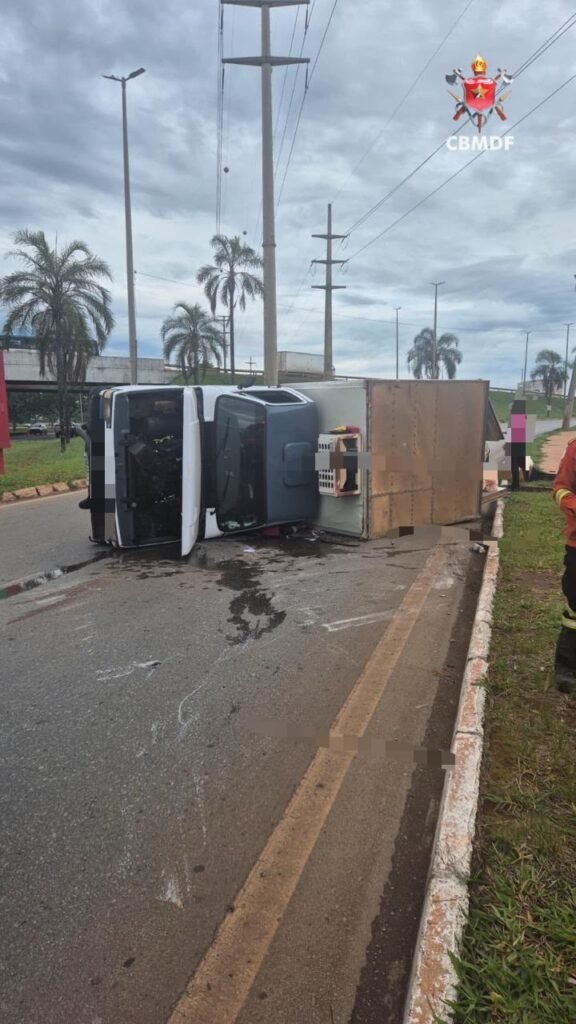 Caminhão tomba após colisão com carro na BR-060, no Riacho Fundo I