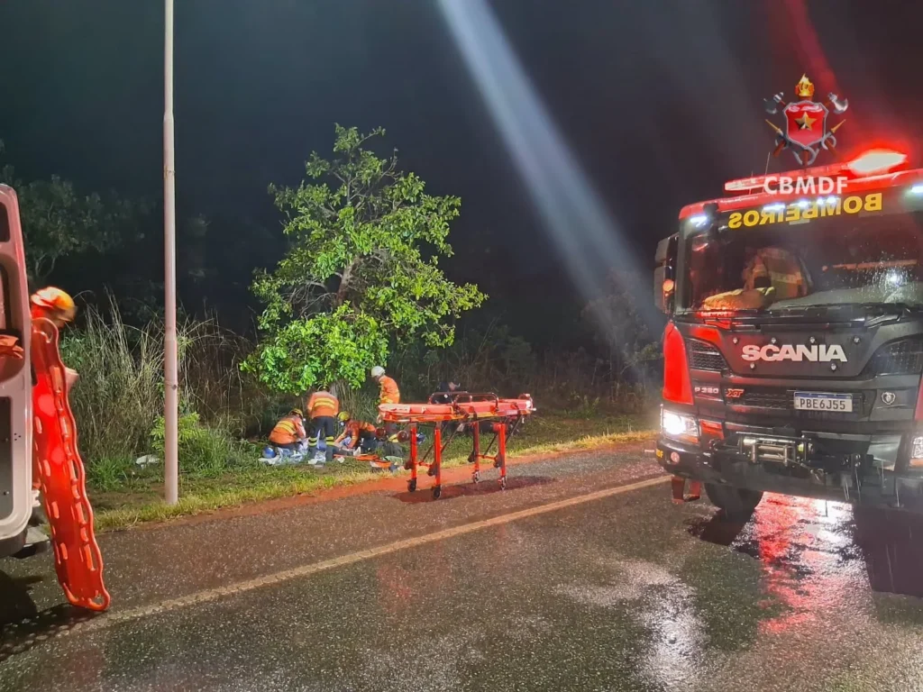 Acidente entre dois carros e uma moto deixa três feridos em Planaltina