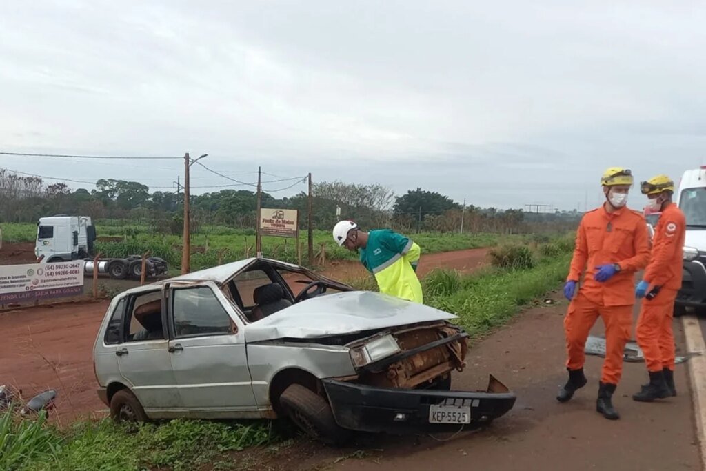 Jovem de 18 anos morre ao ser arremessado de carro em capotamento na BR-060