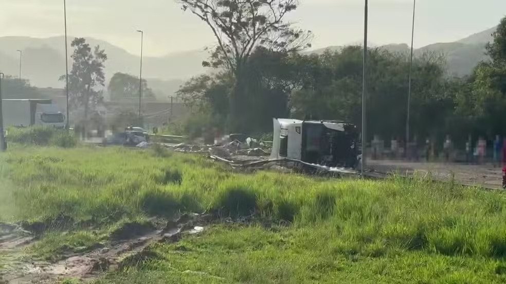 Acidente entre caminhão e carros deixa 5 mortos e 9 feridos em rodovia no RJ