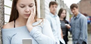 A violência digital entre adolescentes numa sociedade que banaliza o ódio