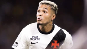 Goiano repete feito histórico de ídolo do Goiás contra o Boca