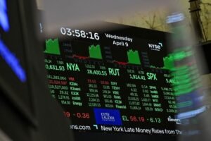 Wall Street fecha em leve alta impulsionada por ações industriais e queda do petróleo