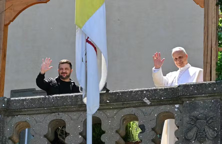 Papa Leão XIV conversa com Zelenski para pedir fluidez de ajuda humanitária