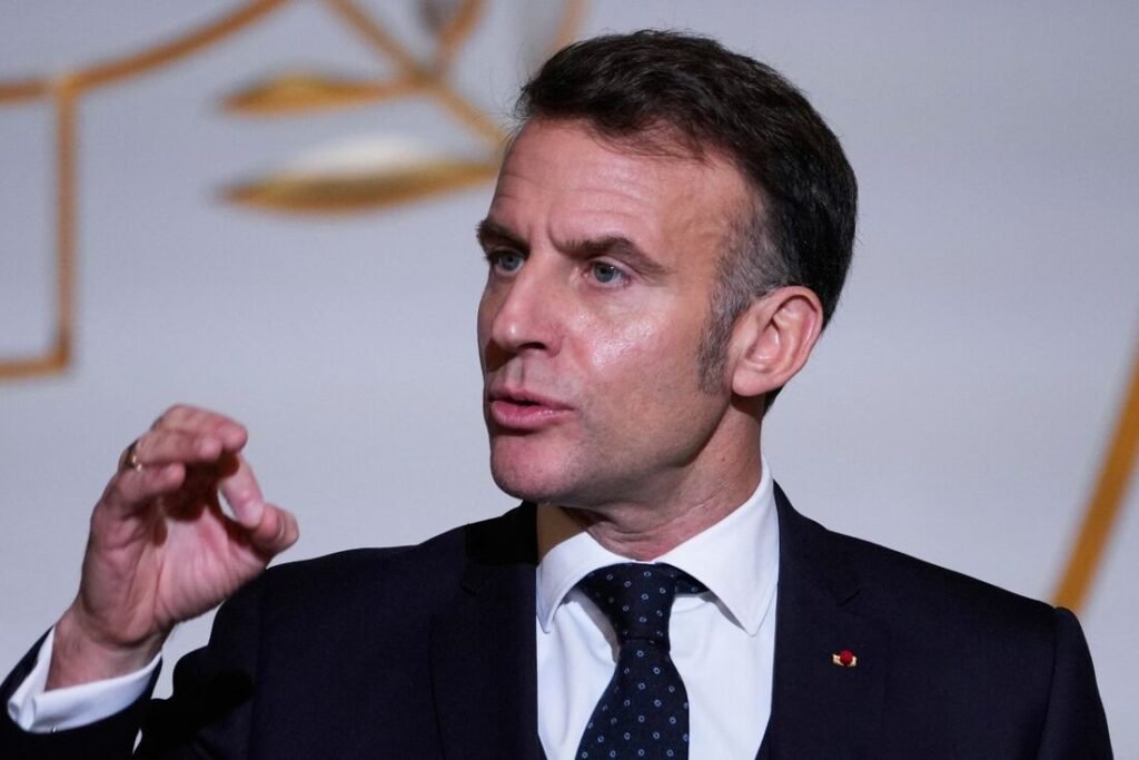 Macron condena ‘atentado terrorista racista’ que deixou um morto perto de Paris
