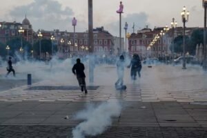 França decreta os primeiros toques de recolher nestas segunda e terça-feira em várias cidades