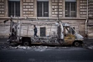 França investiga mortes de dois homens durante onda de violência em Paris