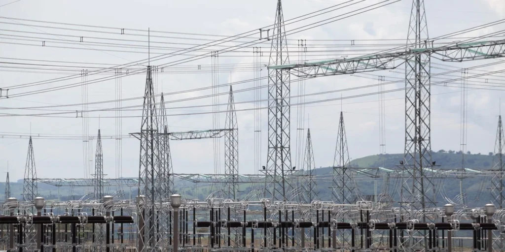 Aneel planeja três leilões de transmissão de energia para 2027