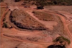 Crânio e ossada humana são encontrados perto de caixão em aterro sanitário