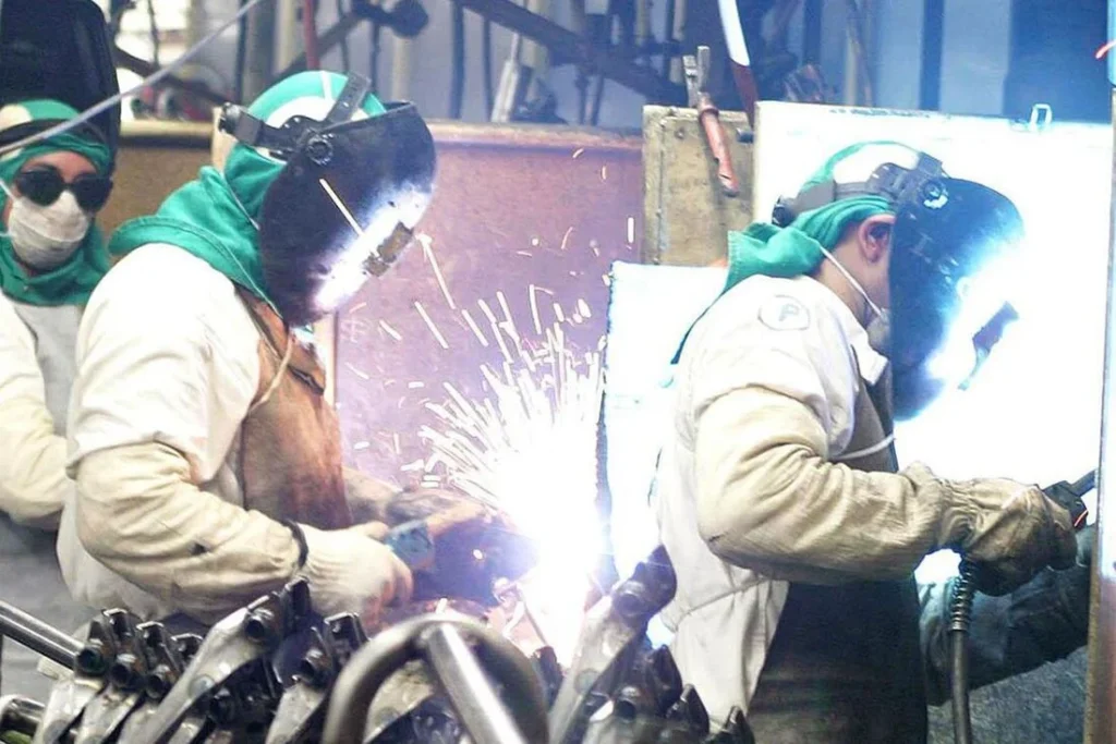 Atividade industrial recua no terceiro trimestre e projeção para 2026 é de queda