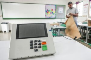Eleitor é preso após colar tecla 3 de urna eletrônica em Ceilândia