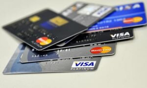Uso de rotativo e cheque especial dispara entre os mais ricos e encolhe entre os mais pobres