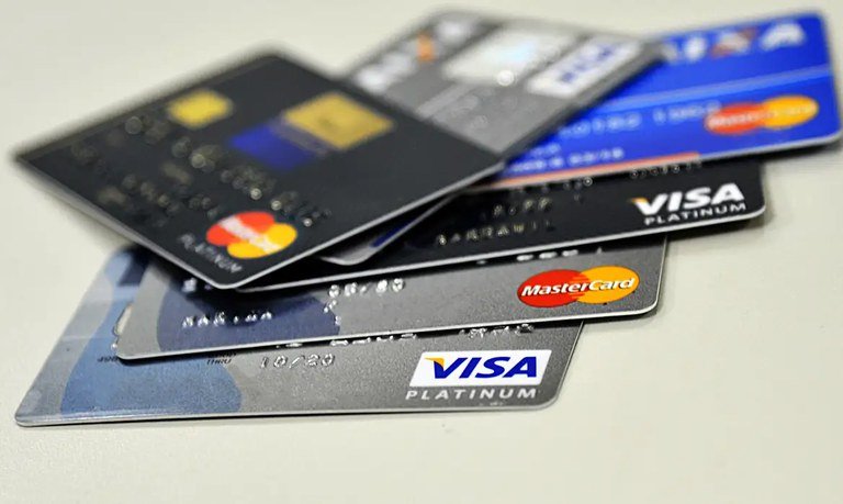 Uso de rotativo e cheque especial dispara entre os mais ricos e encolhe entre os mais pobres
