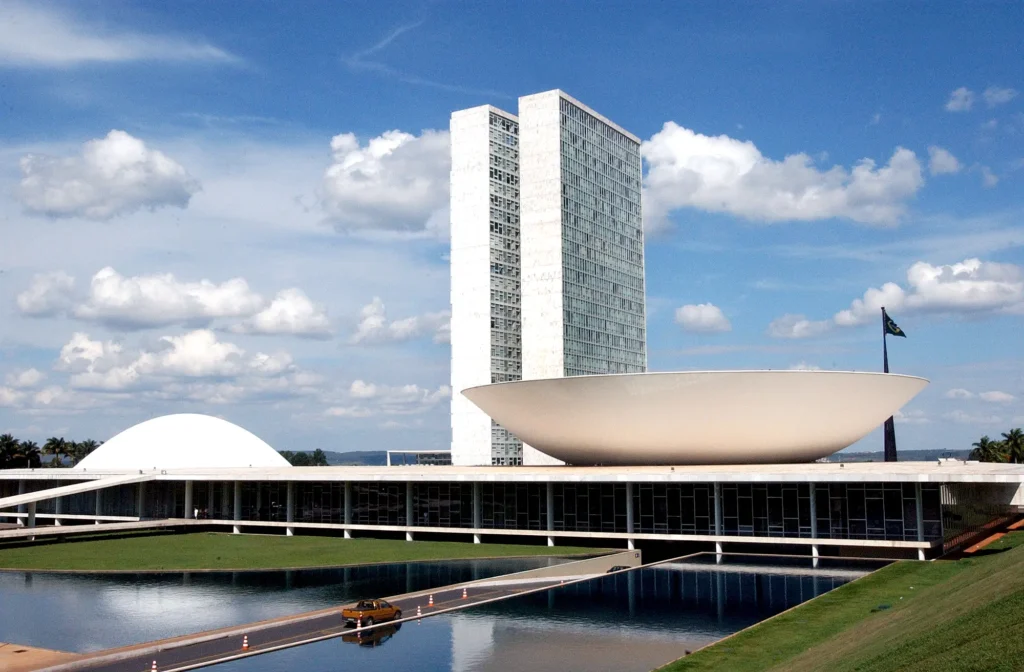 Concurso da Câmara oferece salário de R$ 32 mil e cobra IA
