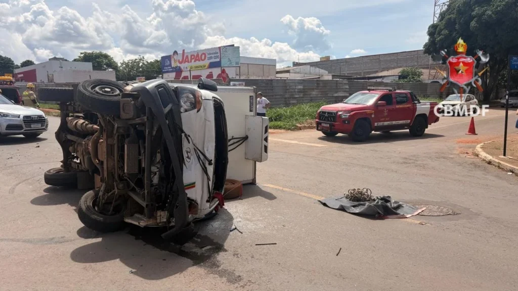 Caminhão tomba após colisão com carro em Ceilândia