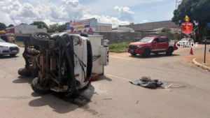 Caminhão tomba após colisão com carro em Ceilândia
