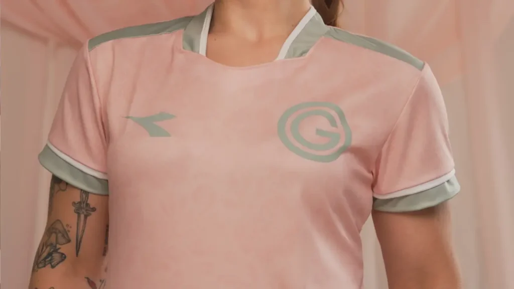 Goiás apresenta sua camisa em apoio ao Outubro Rosa