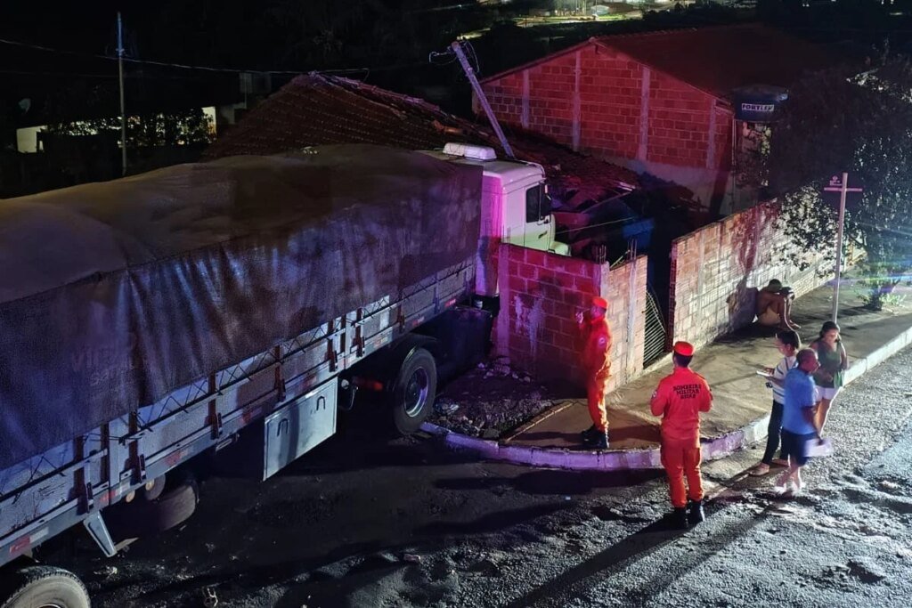 Carreta desgovernada atinge duas casas e destrói poste em Goiás