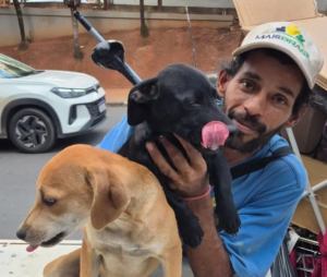 Catador que resgata cães em Goiânia pede ajuda para adoção