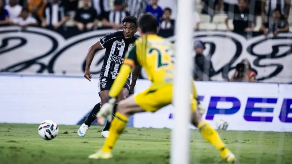 Goiás amassa o Ceará, mas não sai do zero no tempo inicial