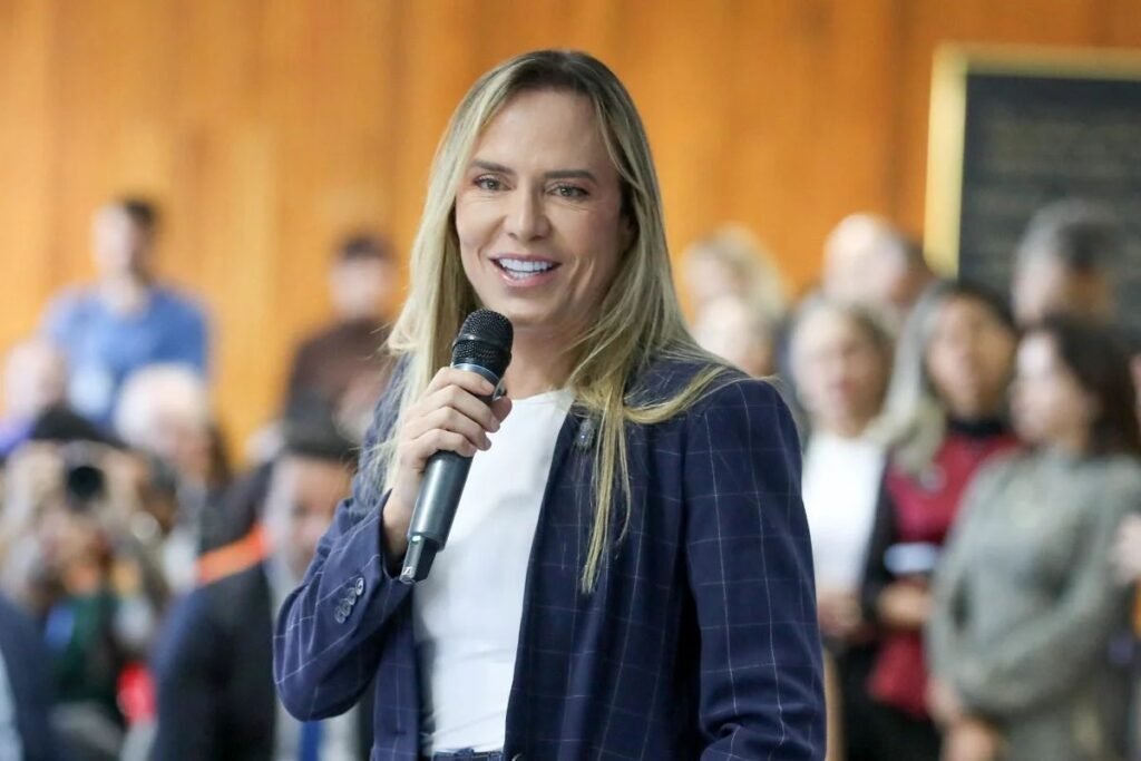 Celina Leão cria grupo para revisar programas de material, uniforme e creche no DF