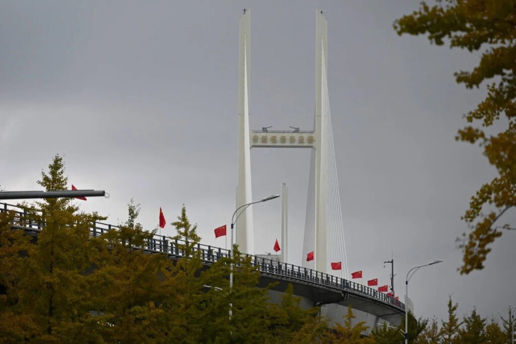 China e Coreia do Norte inauguram ponte entre países; estrutura passa a ser principal conexão terrestre