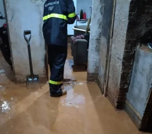 Chuva forte causa alagamento em residência no Parque São Francisco, em Formosa