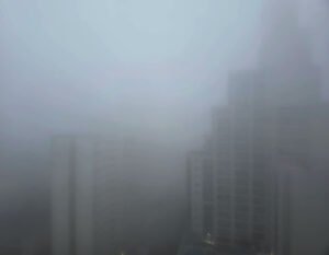 Brasília amanhece encoberta por forte névoa