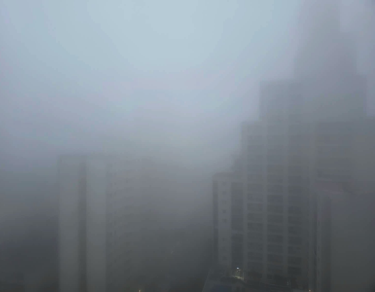 Brasília amanhece encoberta por forte névoa