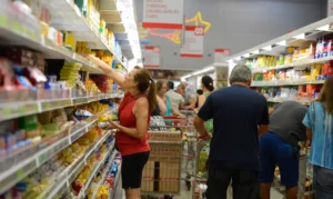 Consumo nos lares brasileiros cresce 2,21% em agosto ante julho, mostra Abras