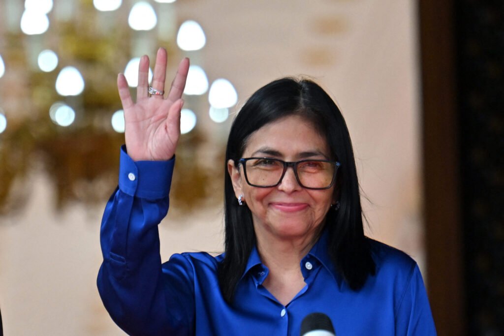 “Que ninguém se intrometa” na “estabilidade” da Venezuela, adverte Delcy