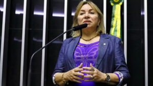 Deputada que fez campanha de tornozeleira é indiciada pela PF sob suspeita de desvios no INSS