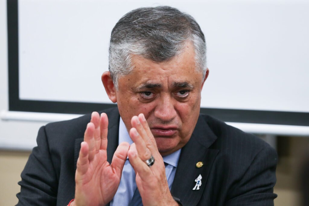 Ministro José Guimarães sobre pacote fiscal: não foi discutido no governo