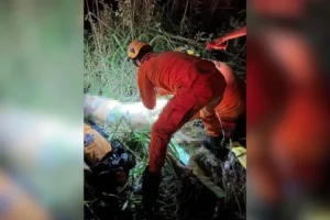 Batida ocorreu perto da ponte sobre o Rio Pirapitinga; um homem de 20 anos e uma mulher de 19 foram levados à UPA (Foto: Corpo de Bombeiros)