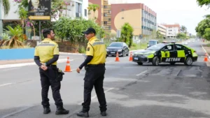 Agentes do Detran-DF em operação de fiscalização de trânsito em via pública.
