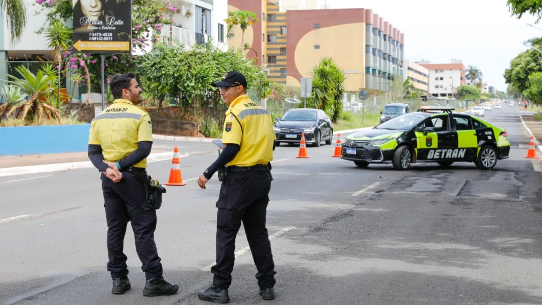 Agentes do Detran-DF em operação de fiscalização de trânsito em via pública.