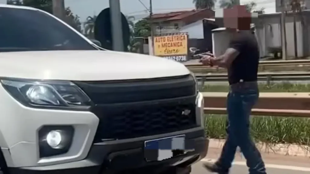 Motorista puxa arma para condutor de caminhonete durante briga de trânsito em Trindade
