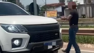 Motorista puxa arma para condutor de caminhonete durante briga de trânsito em Trindade