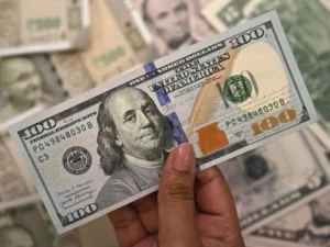 Dólar avança com disputa pela Ptax e Bolsa recua sob pressão fiscal e externa