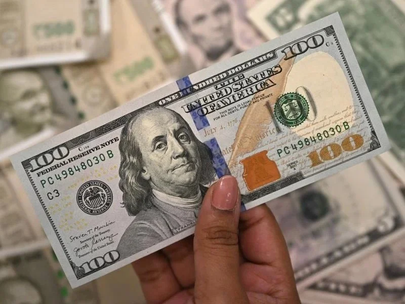 Dólar avança com disputa pela Ptax e Bolsa recua sob pressão fiscal e externa