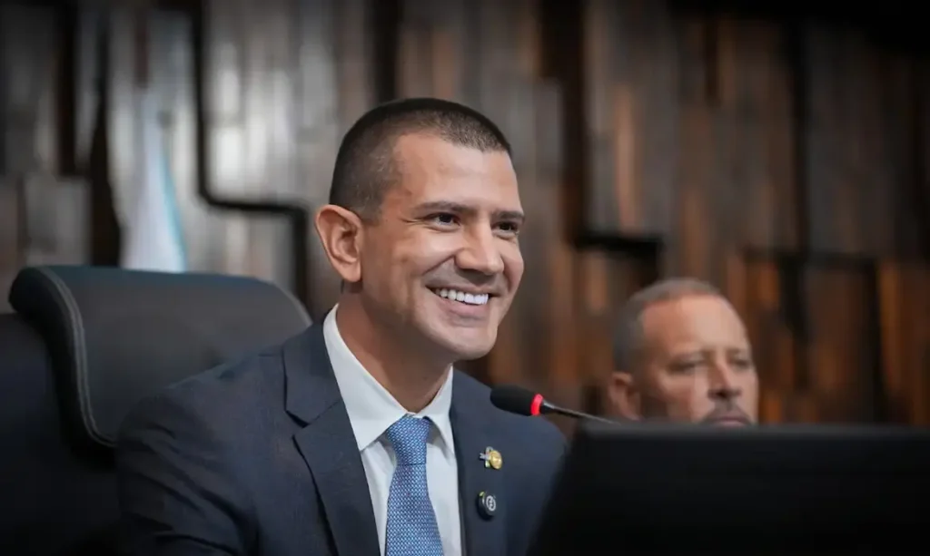 Douglas Ruas é confirmado governador eleito do Rio aos 37 anos