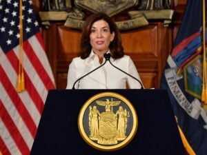 Governadora de Nova York propõe reforma de lei após suposto estupro coletivo em universidade