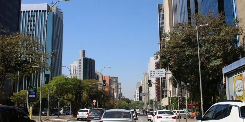 Economistas propõem taxar altas rendas para evitar cortes em gastos sociais
