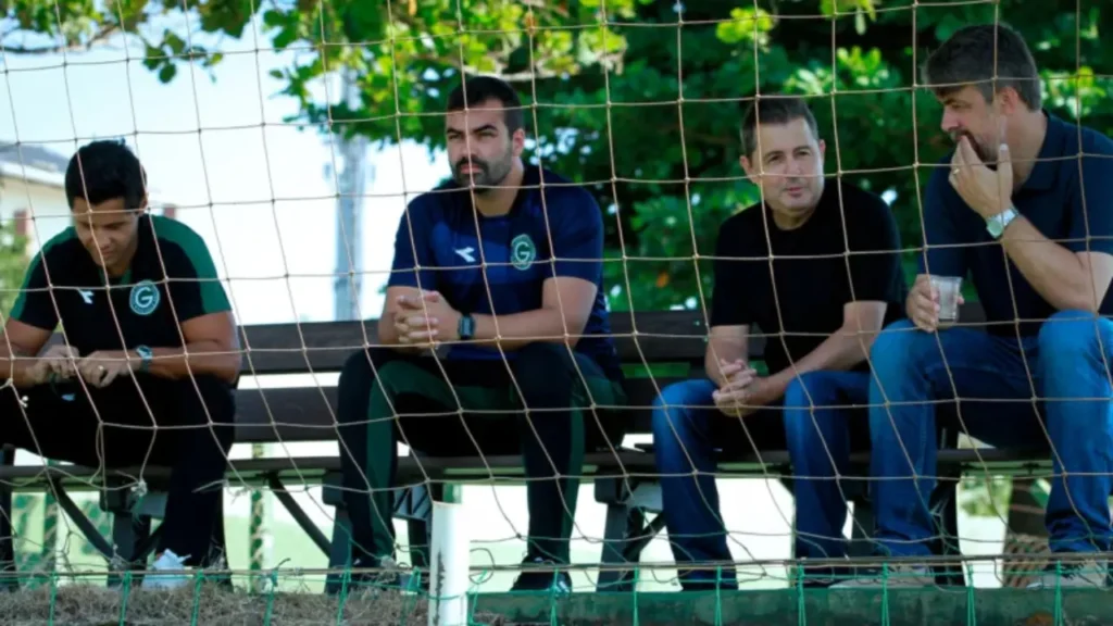 Diretoria do Goiás quer quitar dívidas com elenco até terça (27)