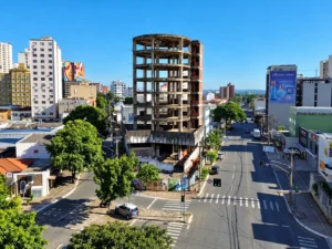 Prédio abandonado em Goiânia foi inspirado em Los Angeles
