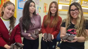 Estudantes de Luziânia desenvolvem bioplástico com jatobá e estudam combate a larvas da dengue