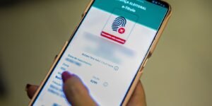 Eleitores podem consultar local de votação e votar com o app e-Título