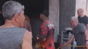 Moradores se unem contra incêndio no Espírito Santo; veja vídeo